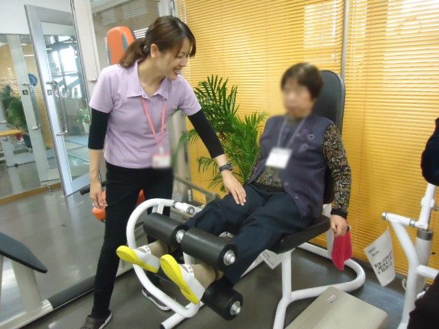 快適な訓練室 機能訓練室 スタッフが利用者に優しく指導する機能訓練の様子です。安心してリハビリが行えます。
