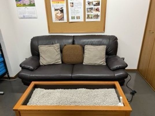ソファと掲示板のあるエリア