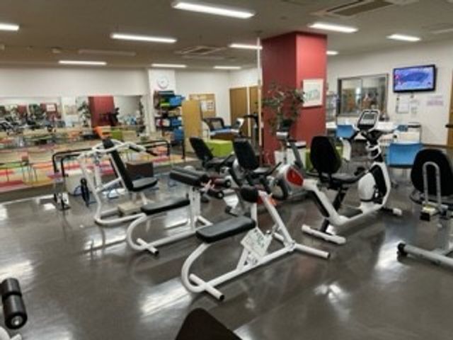 機能訓練室 機能訓練室 充実した運動器具が揃う広々とした環境で、介護予防や体力改善に取り組めます。