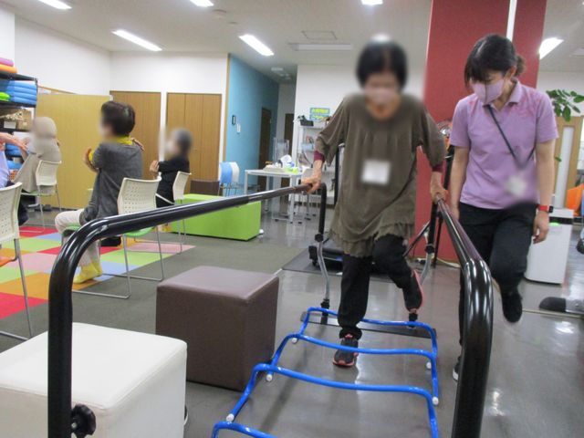 リハビリ中の様子 機能訓練室 手すりを使ったトレーニングが可能で、安心して体力を向上させることができます。