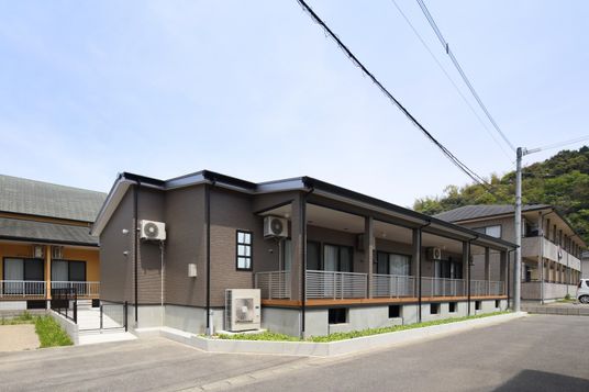 静かな住宅街に佇む外観