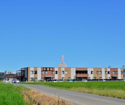 広々とした建物外観