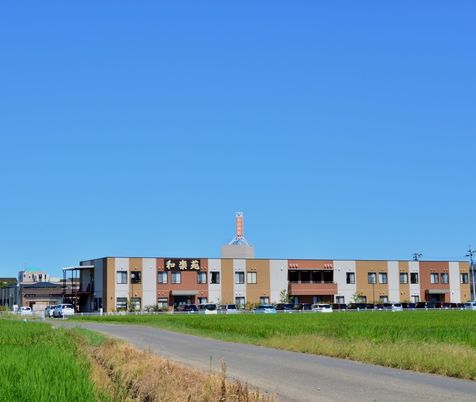 広々とした建物外観