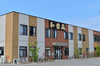 明るい外観の建物