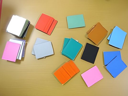 カラフルな小物が並ぶ机