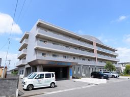 施設の外観と送迎車