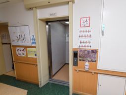 エレベーター前の廊下