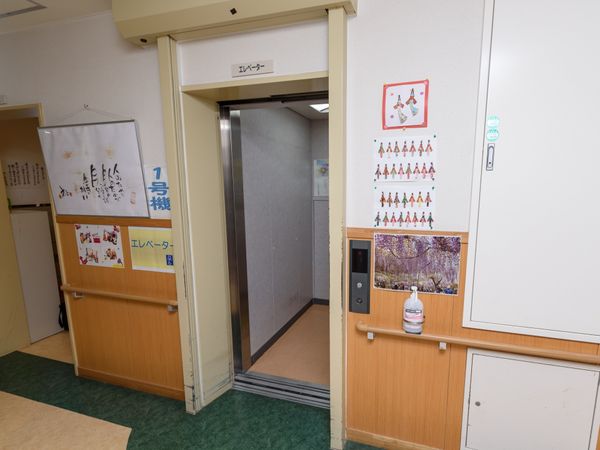 エレベーター前の廊下
