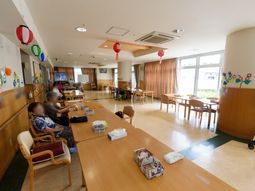 居心地の良い明るい食堂
