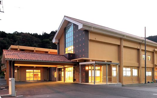 明るい建物外観