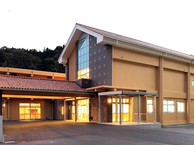 明るい建物外観 外観 暖かみのある色合いと大きな窓が特徴の建物です。自然光が差し込み、快適な環境づくりが考慮されています。