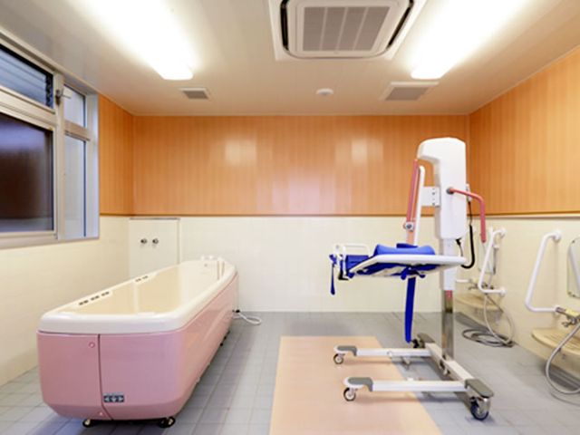 設備が整った浴室 浴室 快適な入浴ができる設備が揃っています。明るく清潔な空間で安心して働けます。