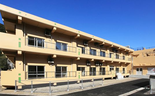 明るい建物外観