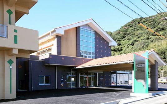 自然に囲まれた建物外観