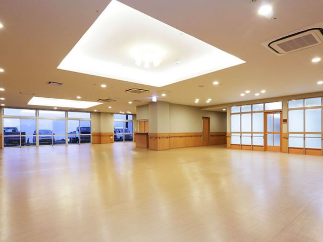 明るい広い部屋 多目的室 自然光が差し込む広々とした明るいスペースです。多目的に活用でき、快適に過ごせます。
