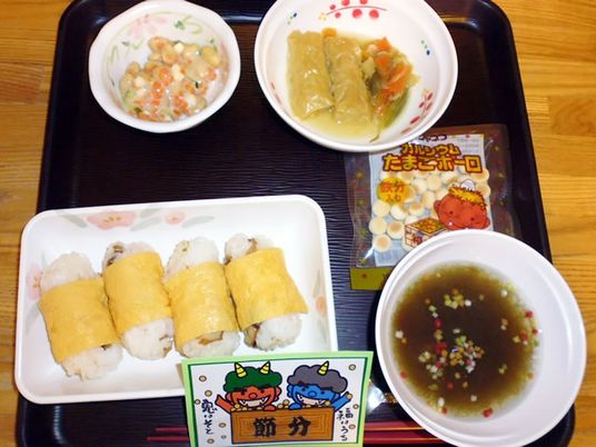 温かい食事の膳