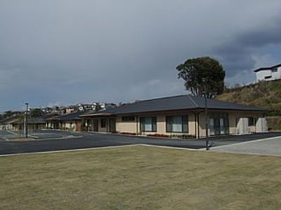 静かな建物の外観