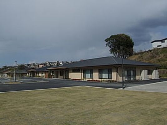 静かな建物の外観