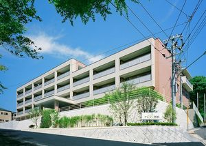 緑に囲まれた建物外観