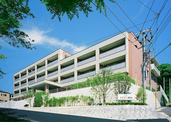 緑に囲まれた建物外観