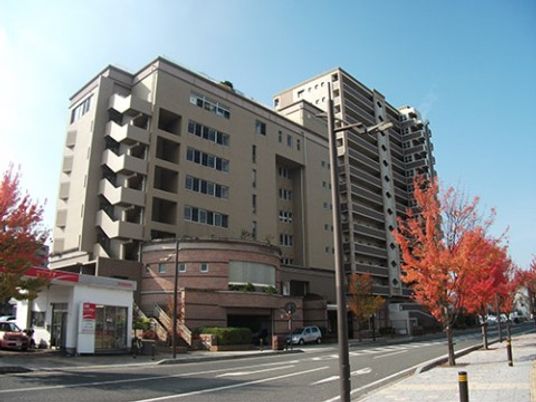 秋の日差しの施設外観