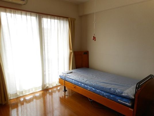 明るい個室の居室