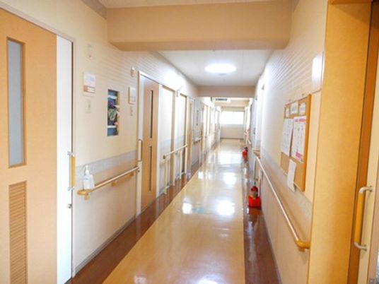 清潔で広い廊下