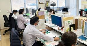 業務に集中する職員の内観