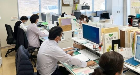 業務に集中する職員の内観