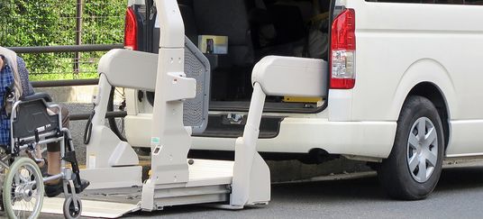 送迎車の車椅子リフト