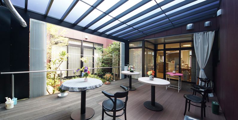 自然光の明るいテラス