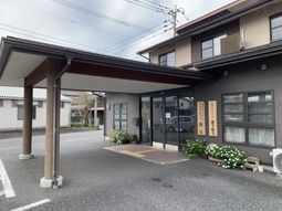 花が飾られたエントランス