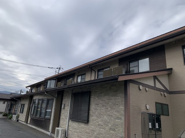 温かみのある外観 外観 大きな窓から自然光が差し込む設計です。穏やかな環境の中で、リラックスして働けます。
