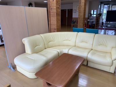 ソファのあるラウンジ