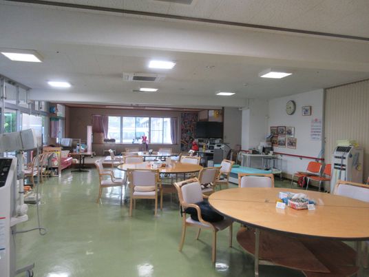 明るい食堂の室内  