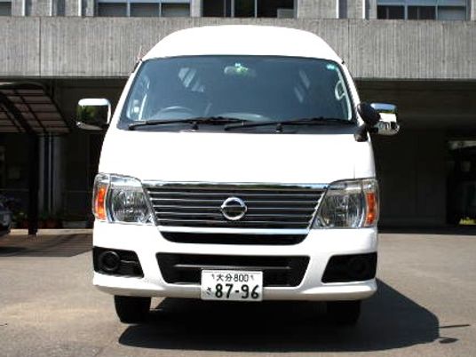 白い送迎車の外観  