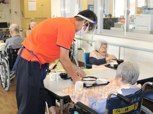 食事を楽しむ様子の食堂
