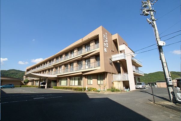 青空の下の建物外観
