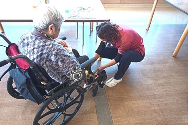 スタッフがケアする場面