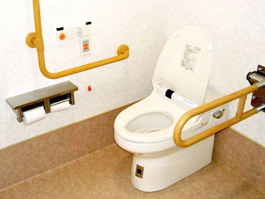 手すり付き設備のトイレ
