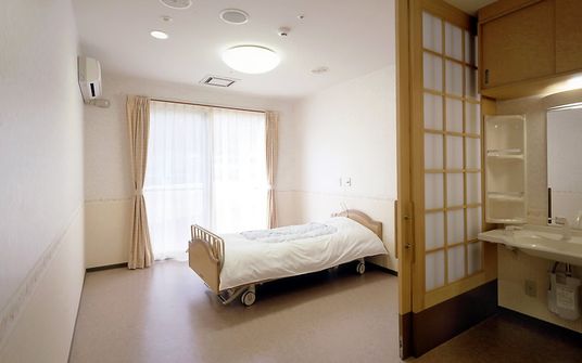 ベッドと洗面台の居室