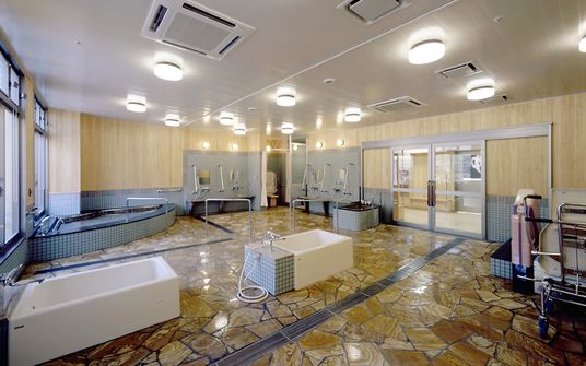 広々とした浴室の空間