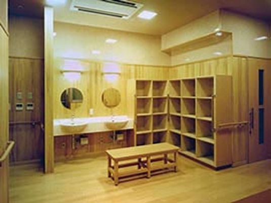 棚と洗面台のある室内