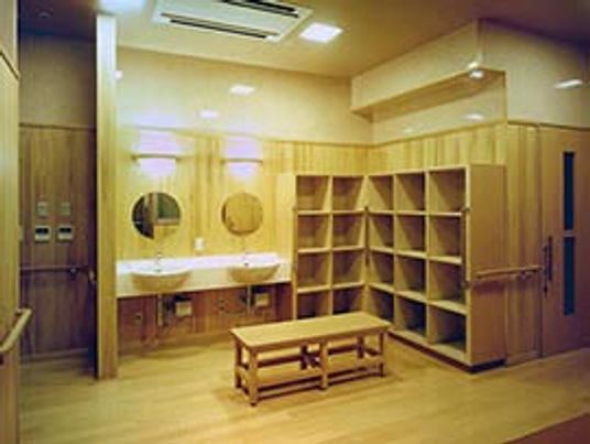 棚と洗面台のある室内