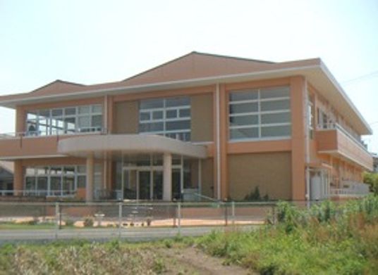 明るい建物外観  