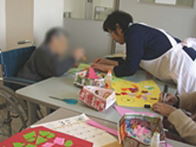 アクティビティルーム 多目的室 入居者さんと職員が一緒に楽しむ創作活動の様子です。穏やかな時間が広がります。