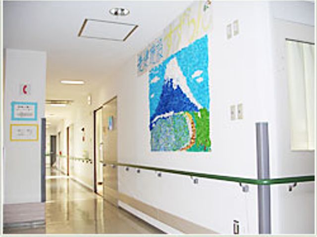 明るい廊下の手すり 廊下 ゆったりとした空間の廊下が広がり、手すり沿いに歩かれている方もご安心いただけます。