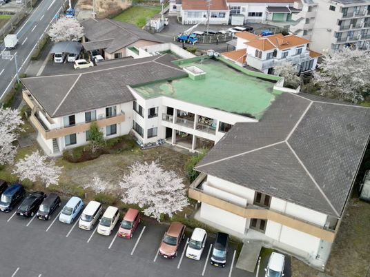 桜に囲まれた施設外観  