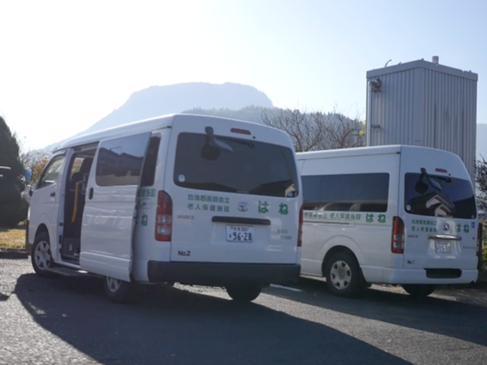 送迎車が並ぶ駐車場  