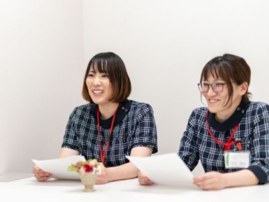 面談をするスタッフの様子  